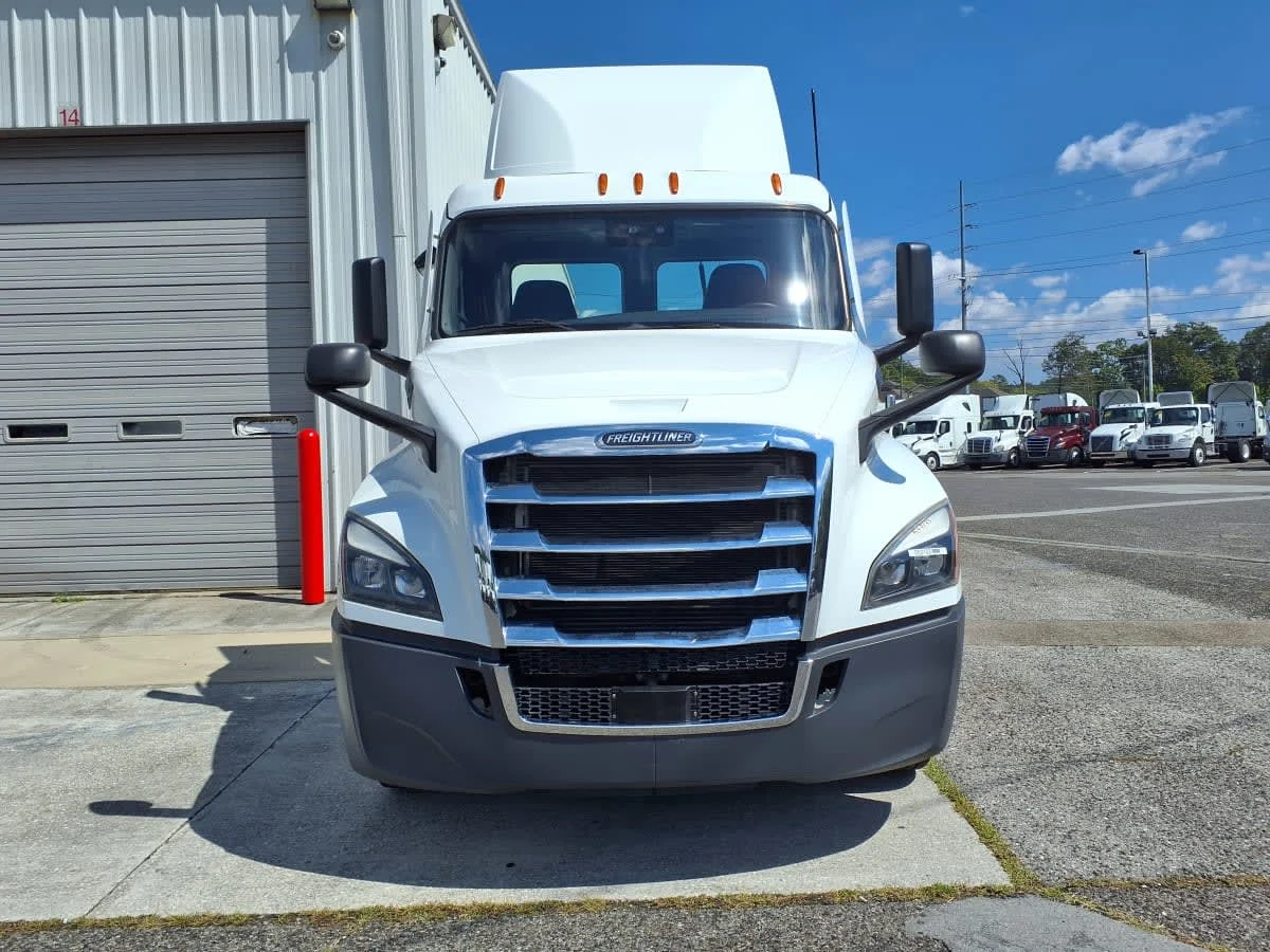 2022 Freightliner Cascadia in Knoxville, TN — photo 2