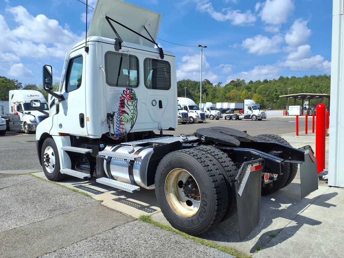 2022 Freightliner Cascadia in Knoxville, TN — photo 6