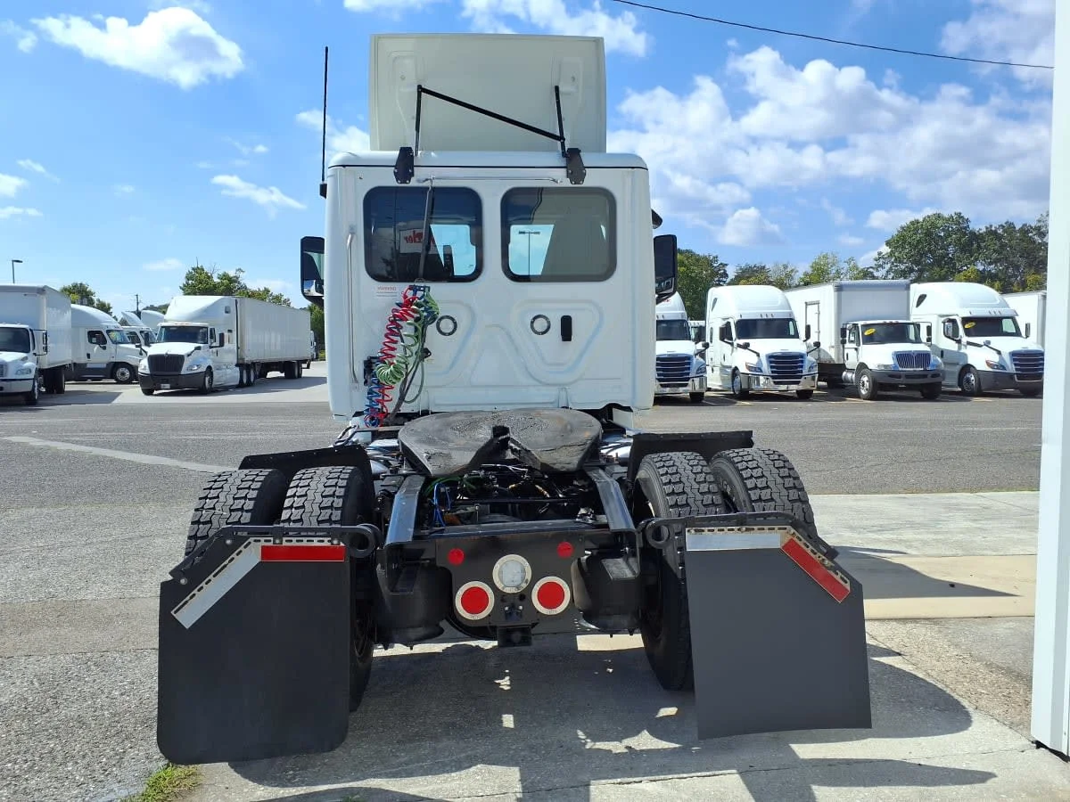 2022 Freightliner Cascadia in Knoxville, TN — photo 5