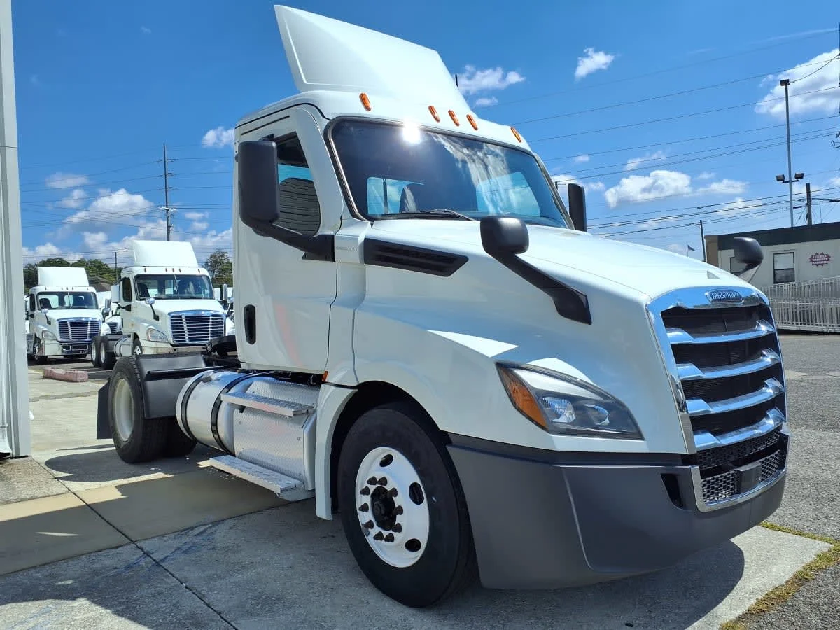 2022 Freightliner Cascadia in Knoxville, TN — photo 3