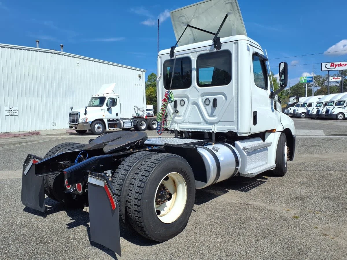 2022 Freightliner Cascadia in Knoxville, TN — photo 4