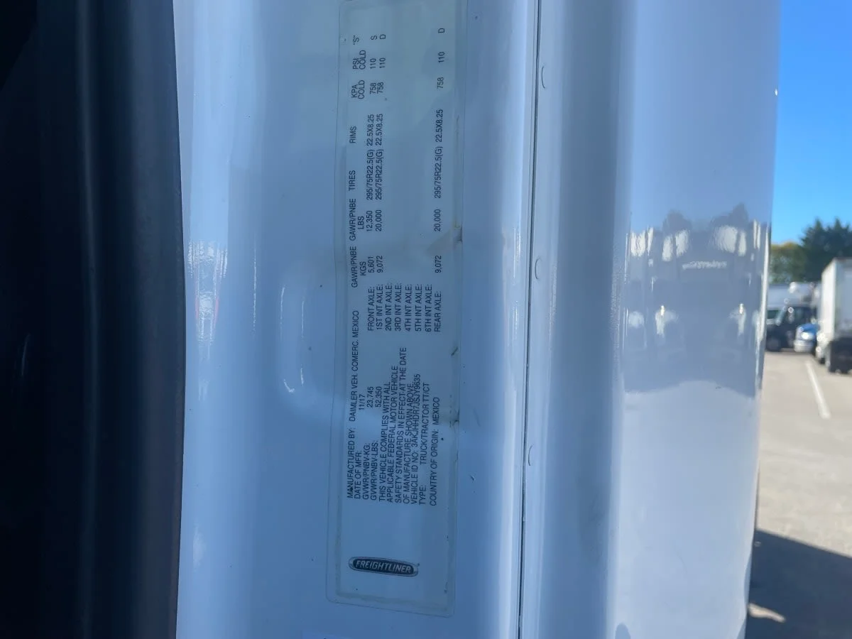 2018 Freightliner Cascadia - image 11