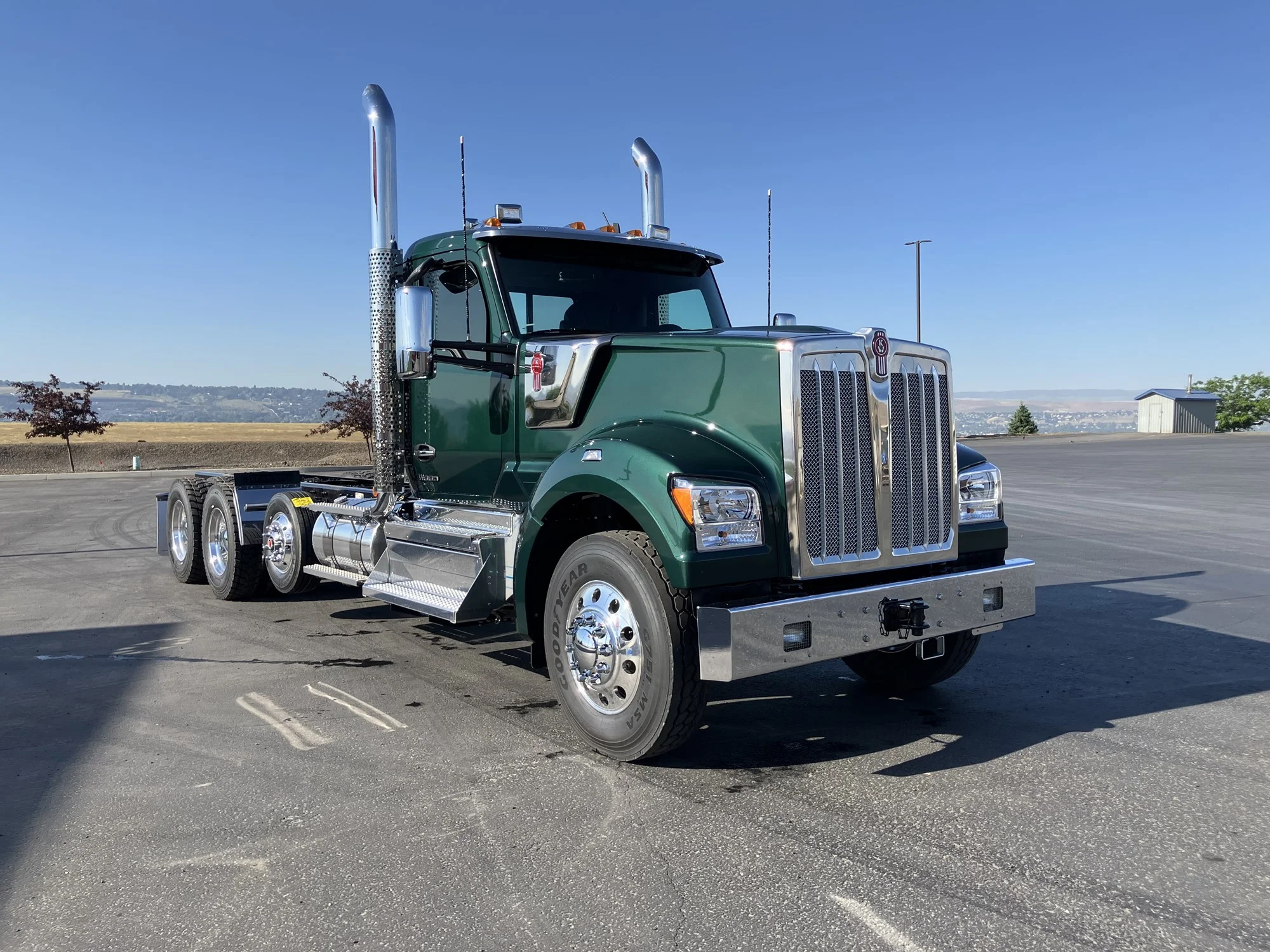 2026 Kenworth W990 - image 2