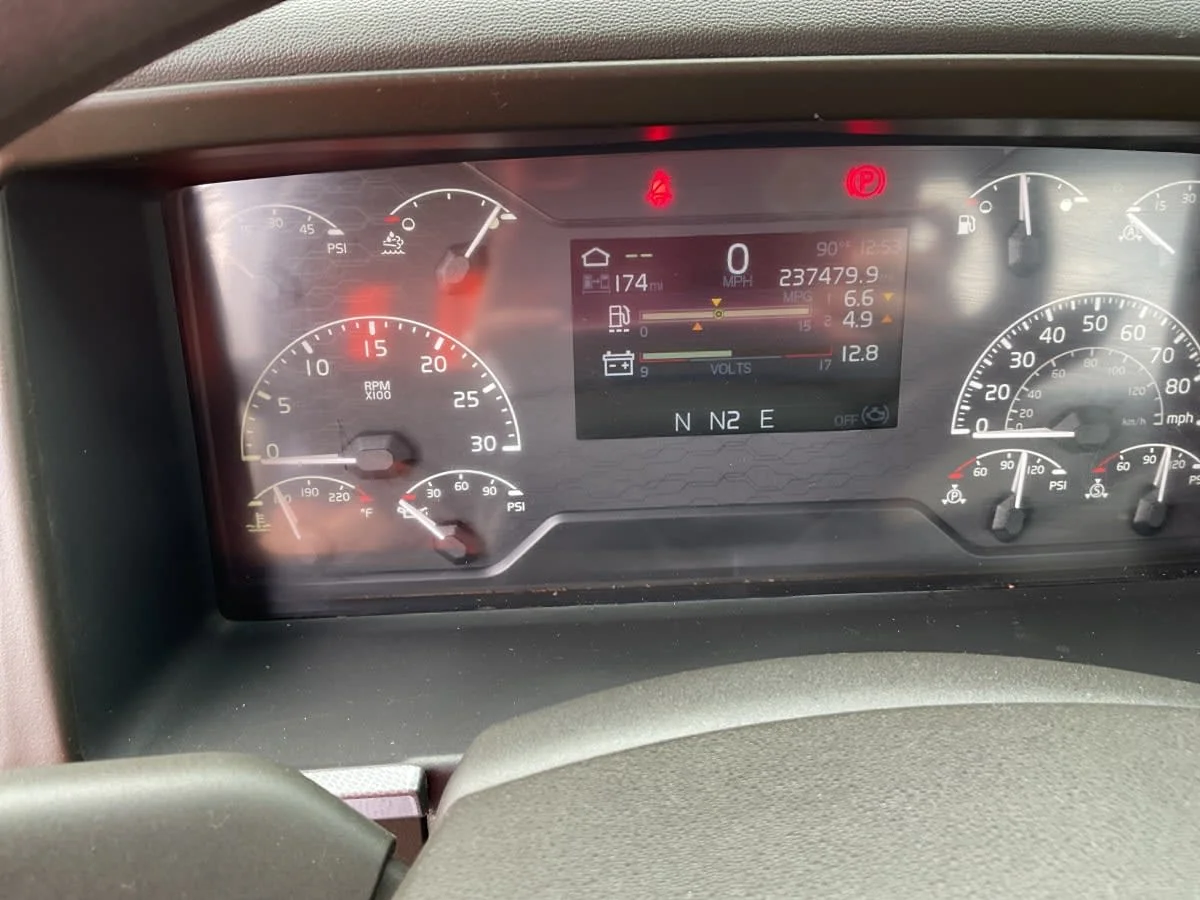 2019 Volvo VNL 860 in Minneapolis, MN — photo 13