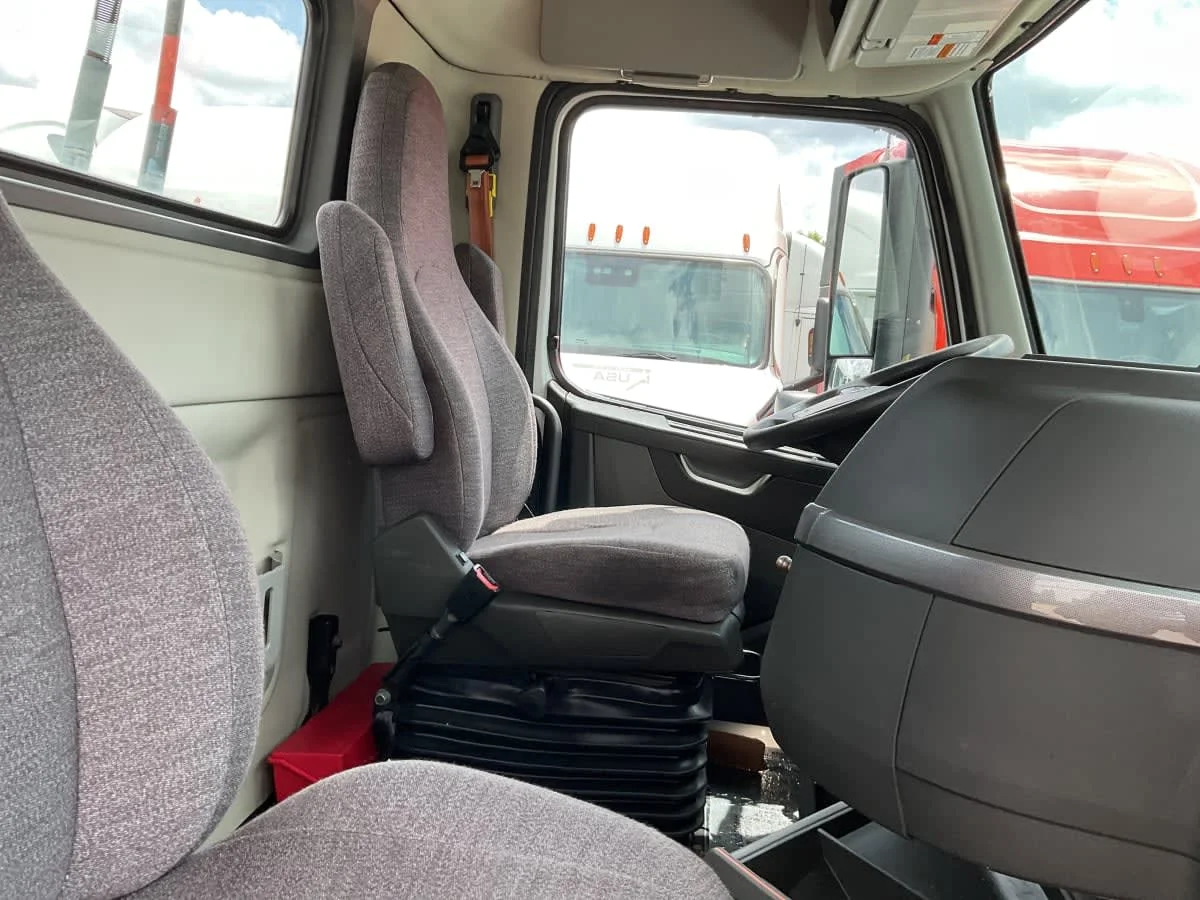 2019 Volvo VNL 860 in Minneapolis, MN — photo 7