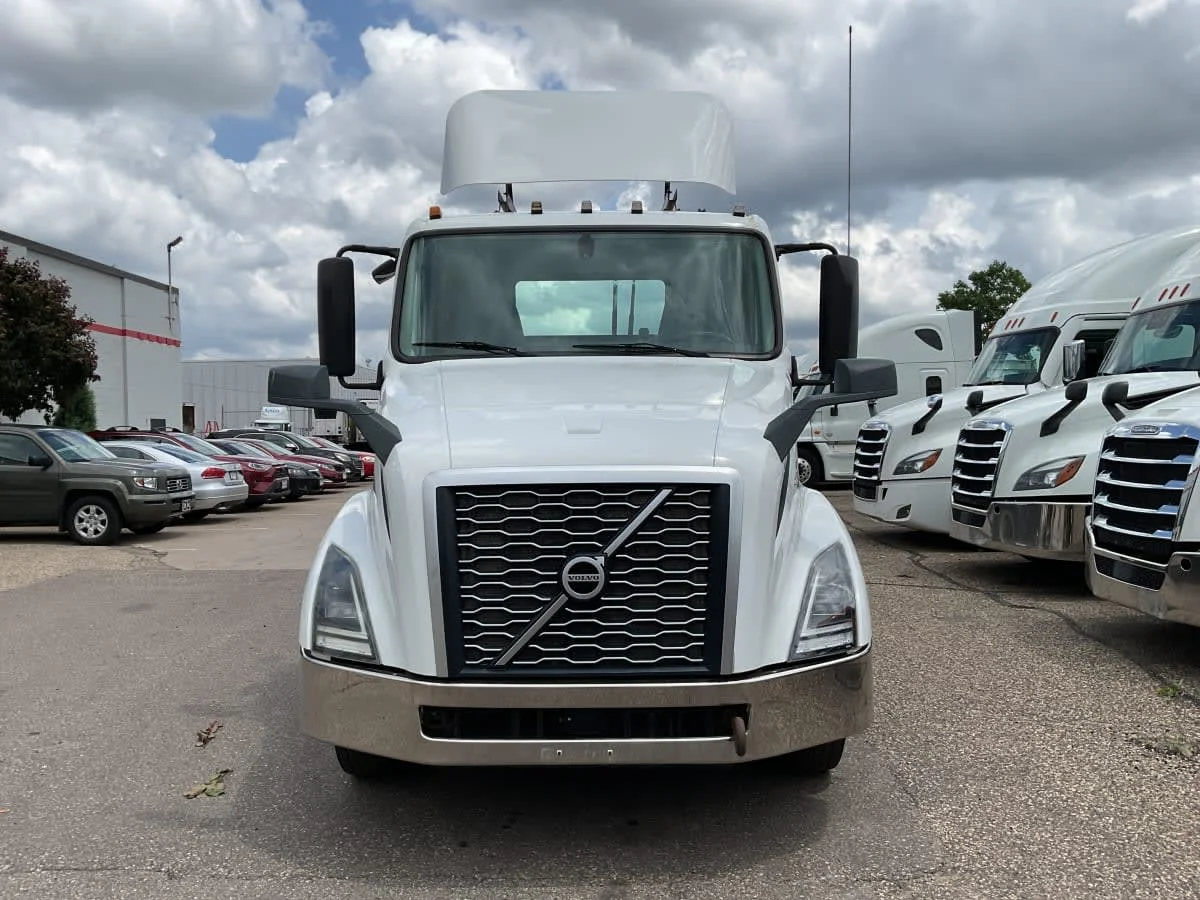 2019 Volvo VNL 860 in Minneapolis, MN — photo 2