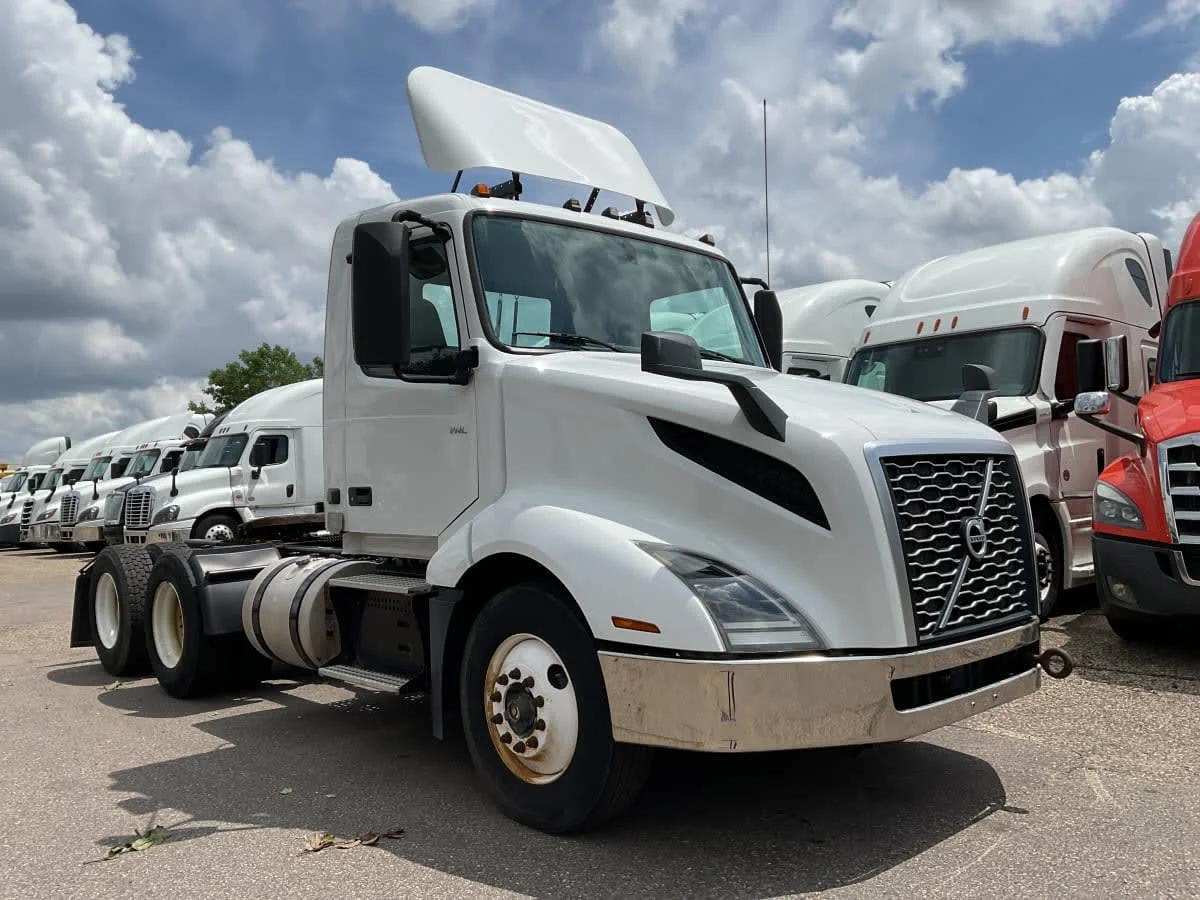 2019 Volvo VNL 860 in Minneapolis, MN — photo 3
