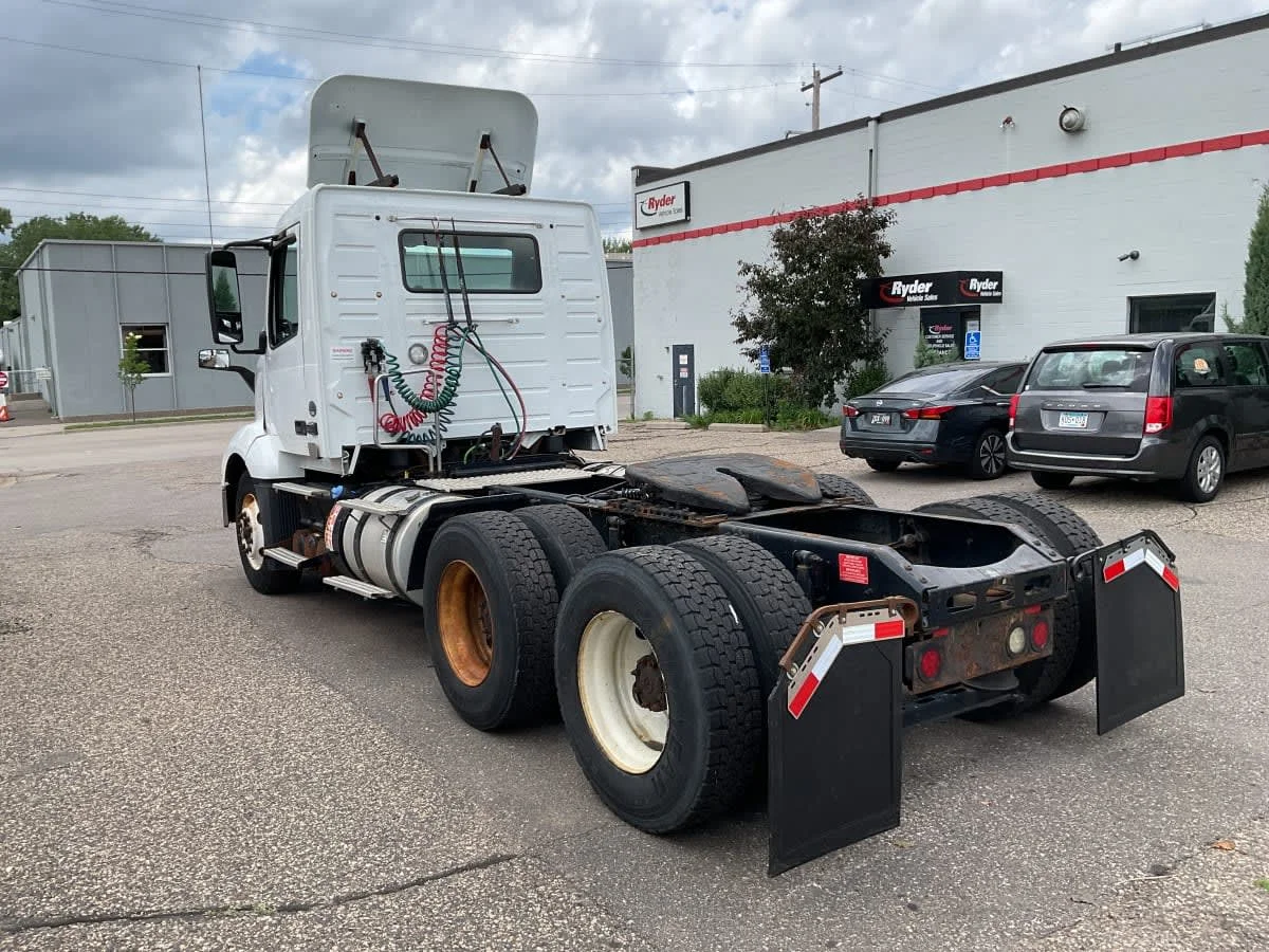 2019 Volvo VNL 860 in Minneapolis, MN — photo 6