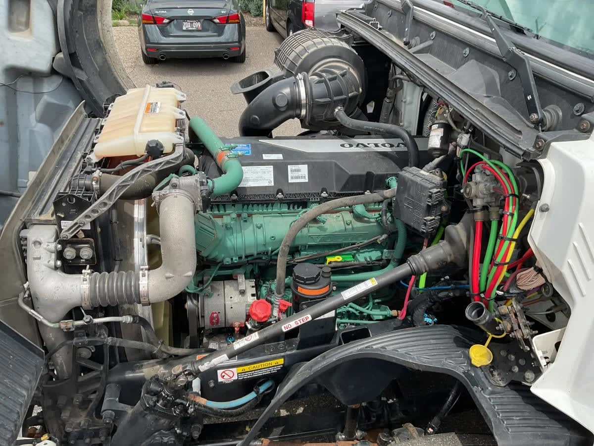 2019 Volvo VNL 860 in Minneapolis, MN — photo 8