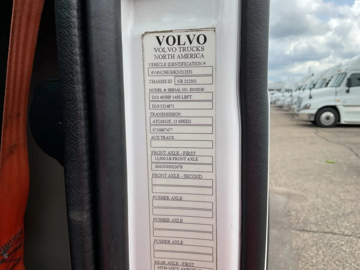2019 Volvo VNL 860 in Minneapolis, MN — photo 9