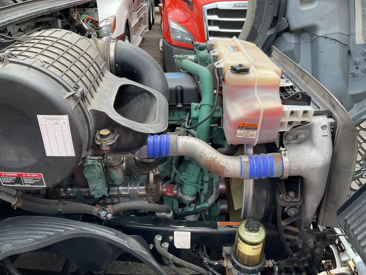 2019 Volvo VNL 860 in Minneapolis, MN — photo 12