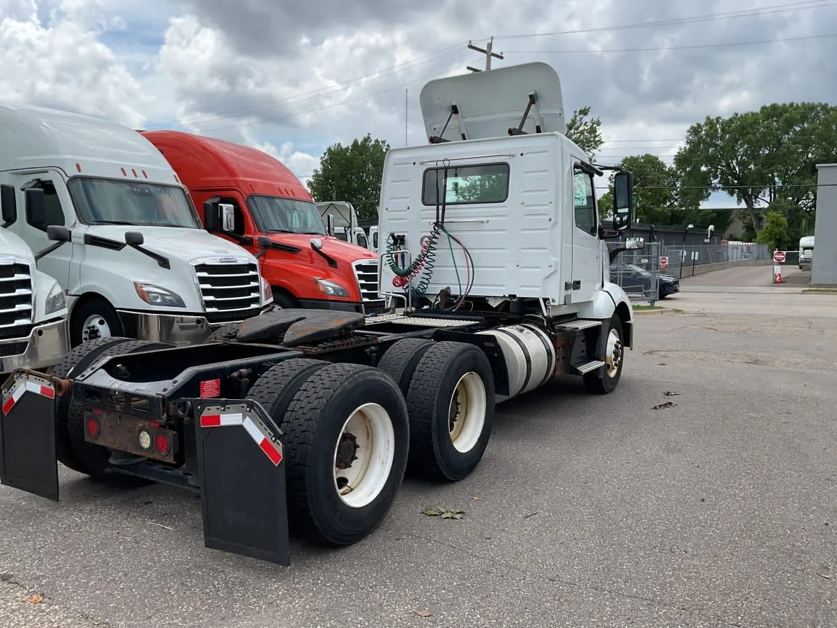 2019 Volvo VNL 860 in Minneapolis, MN — photo 4