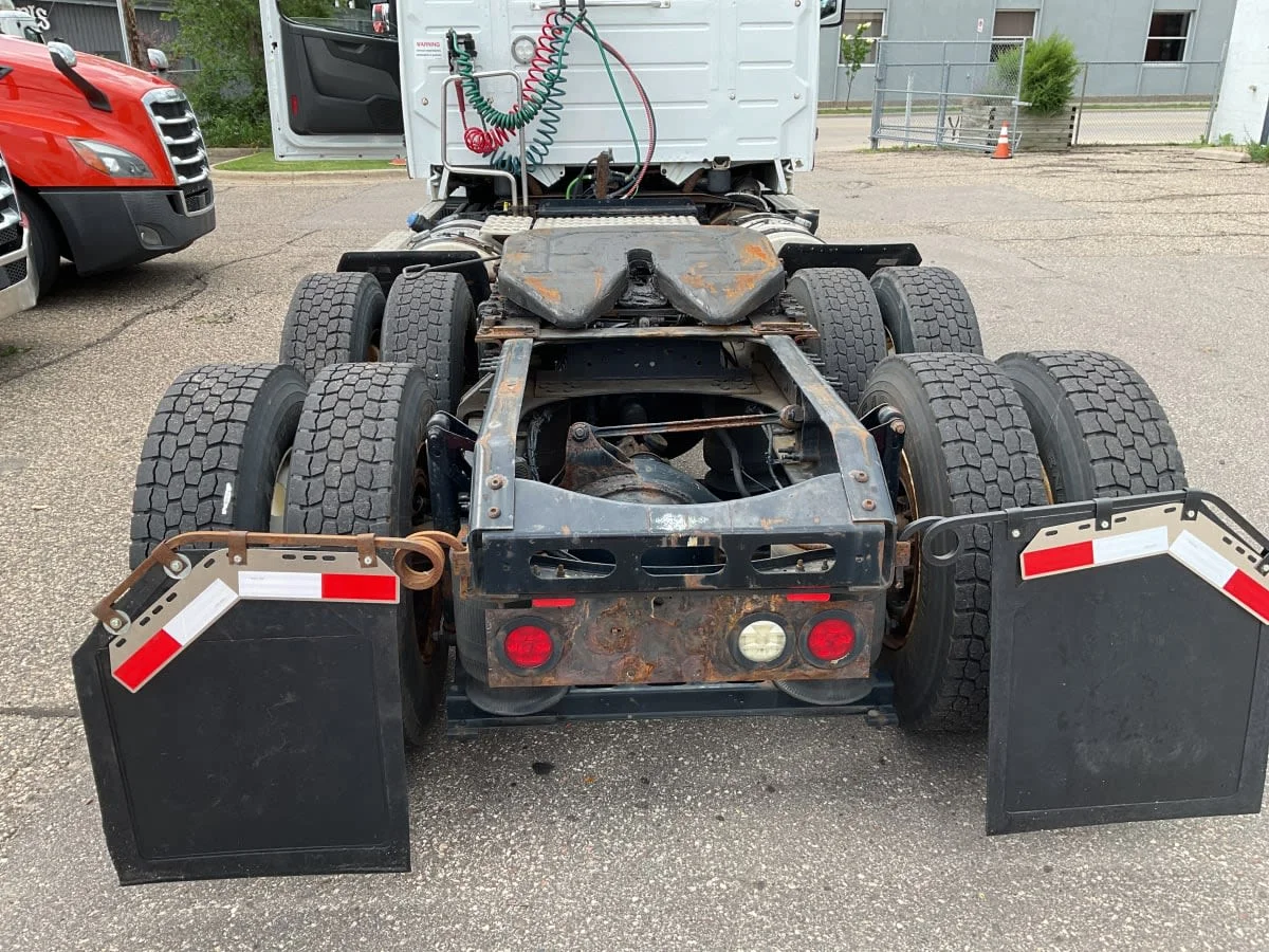 2019 Volvo VNL 860 in Minneapolis, MN — photo 11