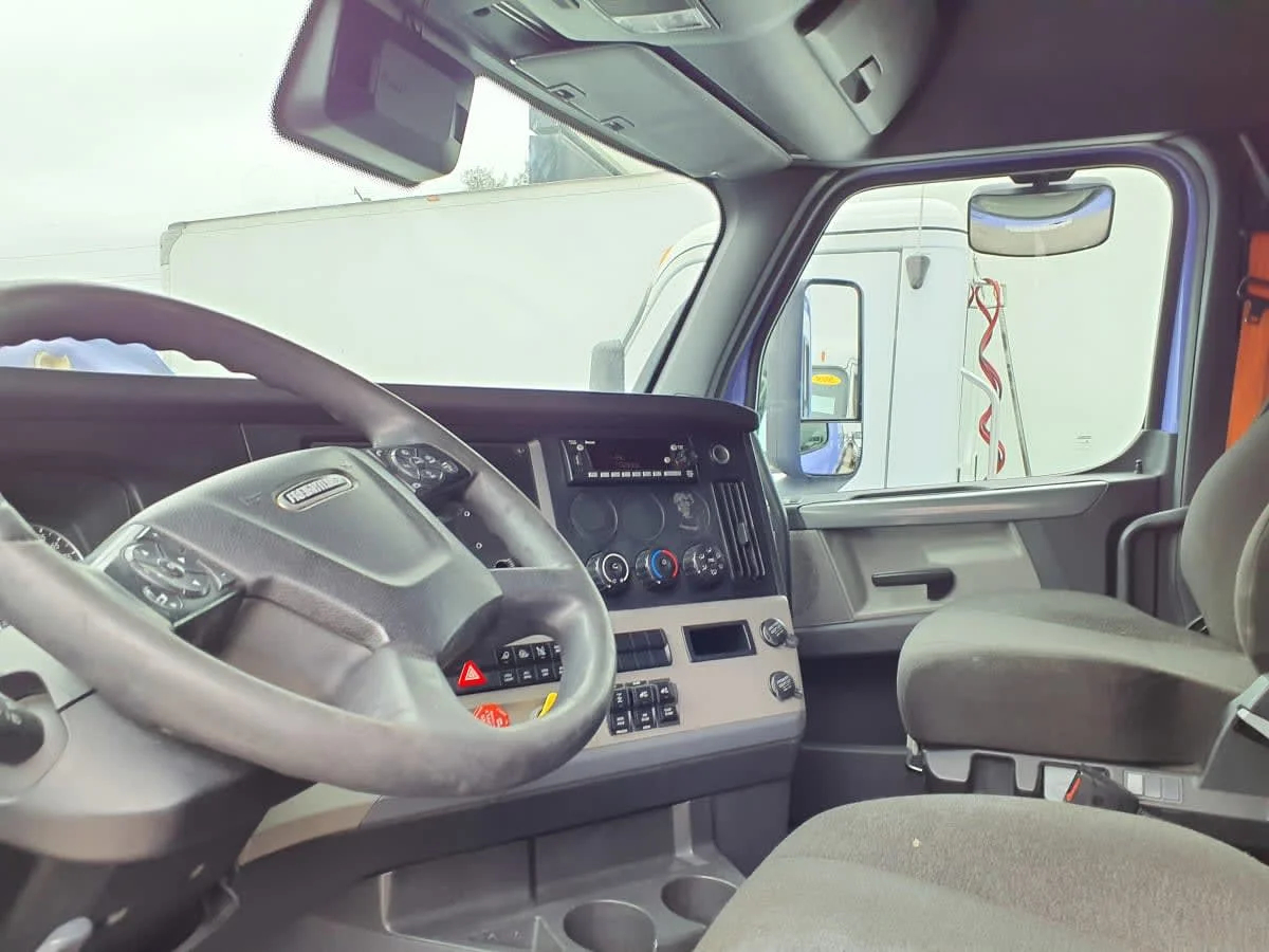 2022 Freightliner Cascadia - image 7