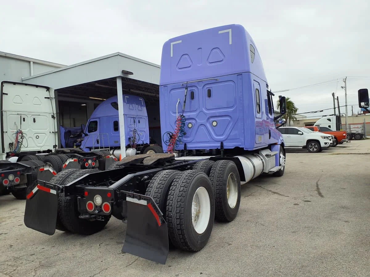2022 Freightliner Cascadia - image 4