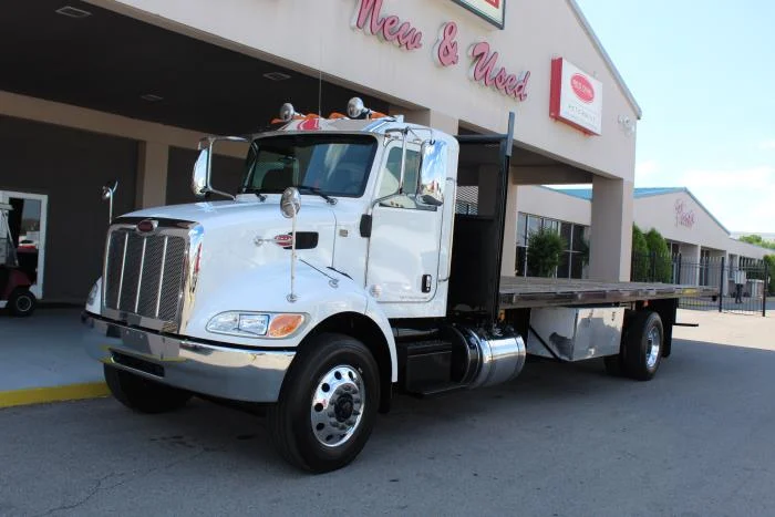 2020 Peterbilt 337 — photo 2