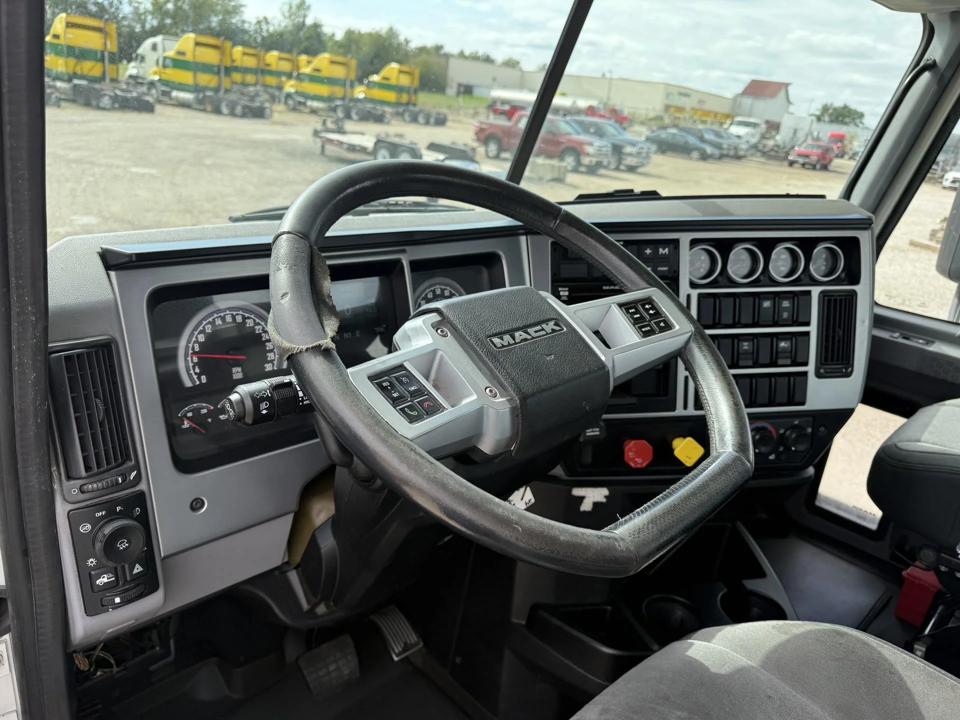 2019 Mack Anthem - image 8