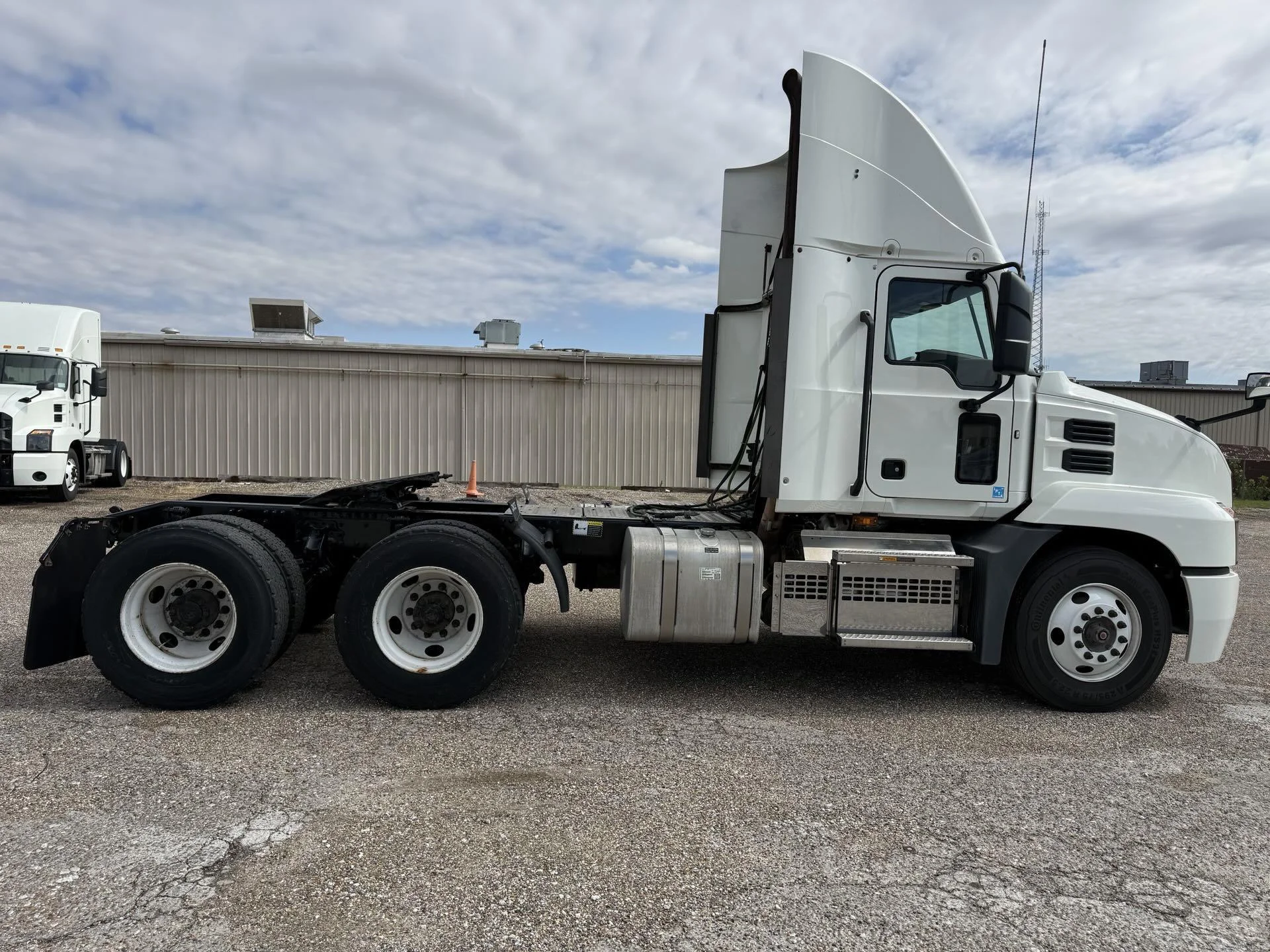 2019 Mack Anthem - image 7