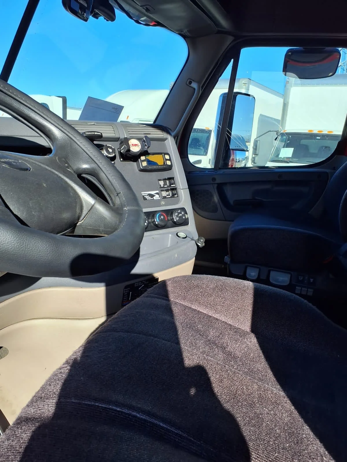 2019 Freightliner Cascadia - image 7