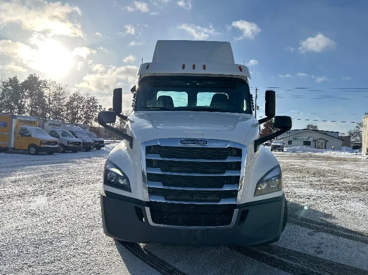 2019 Freightliner Cascadia in Brooklyn Park, MN — photo 2