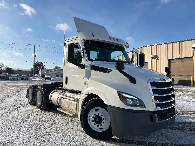 2019 Freightliner Cascadia in Brooklyn Park, MN