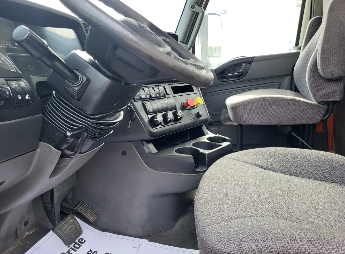 2020 International LT in Jacksonville, FL — photo 11
