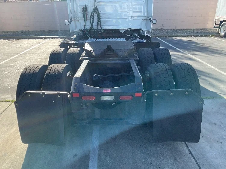 2020 Volvo VNR 640 - image 6