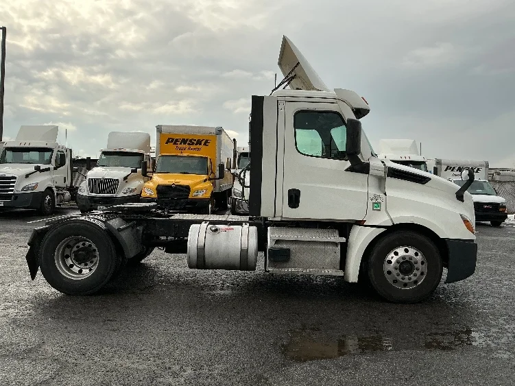 2020 Freightliner Cascadia in South Plainfield, NJ — photo 8