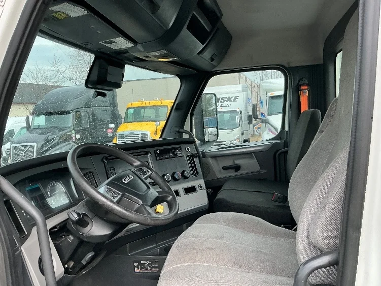 2020 Freightliner Cascadia in South Plainfield, NJ — photo 10
