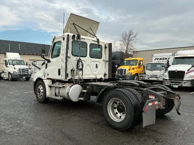 2020 Freightliner Cascadia in South Plainfield, NJ — photo 5
