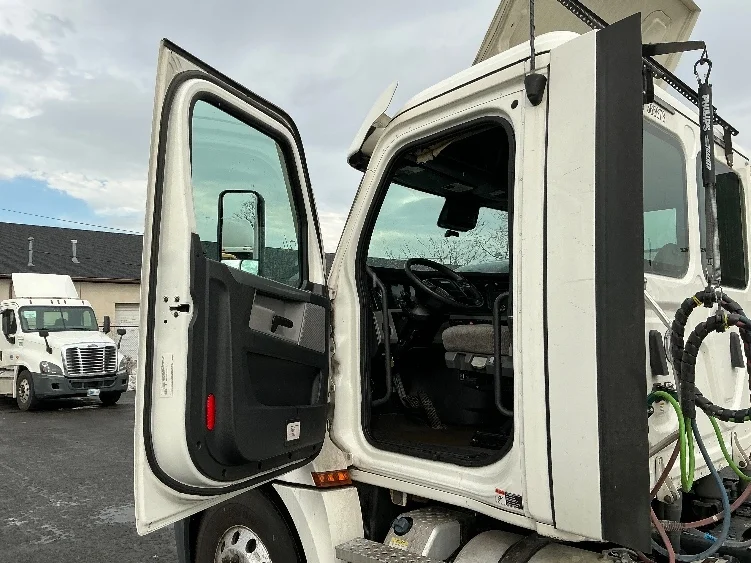 2020 Freightliner Cascadia in South Plainfield, NJ — photo 9