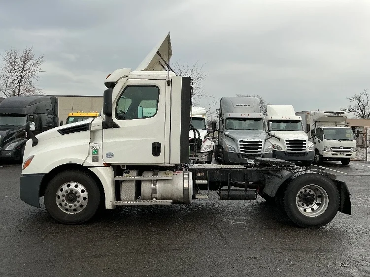 2020 Freightliner Cascadia in South Plainfield, NJ — photo 4