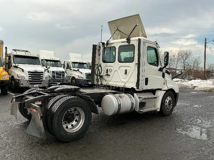2020 Freightliner Cascadia in South Plainfield, NJ — photo 7