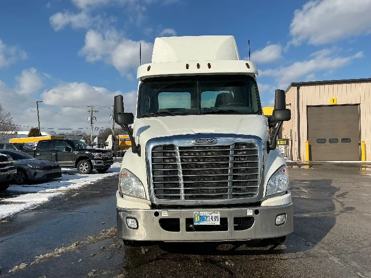 2020 Freightliner Cascadia in Elkhart, IN — photo 2