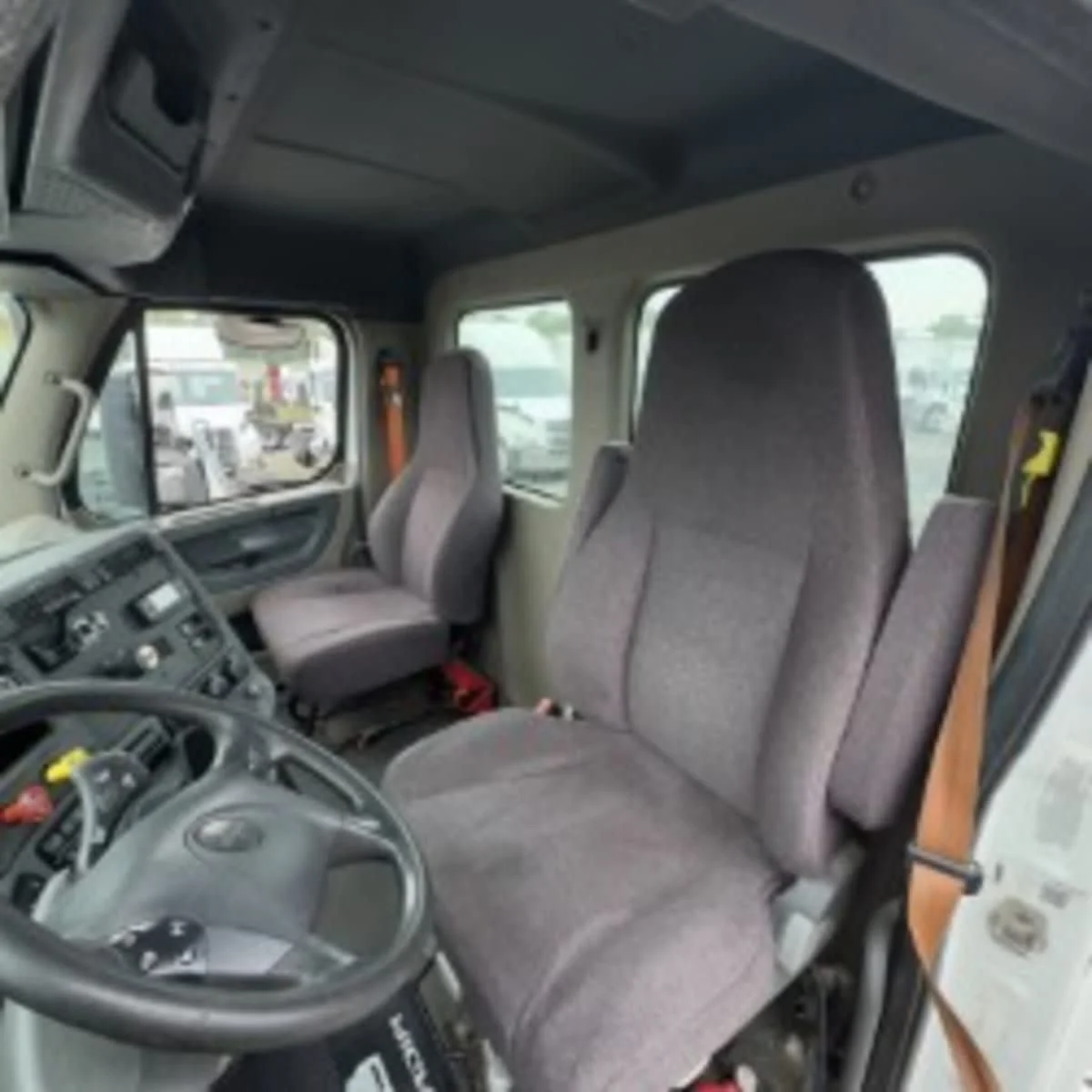 2018 Freightliner Cascadia - image 7