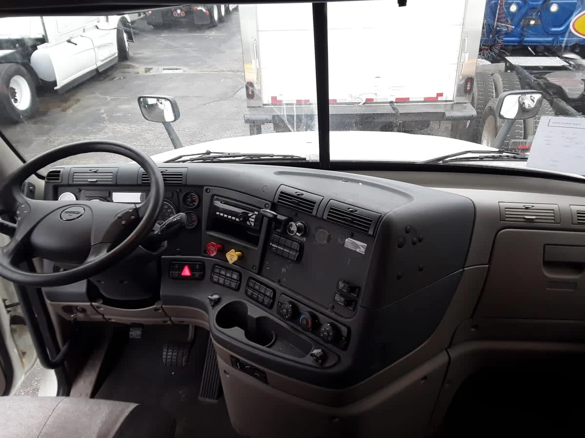 2020 Freightliner Cascadia - image 7