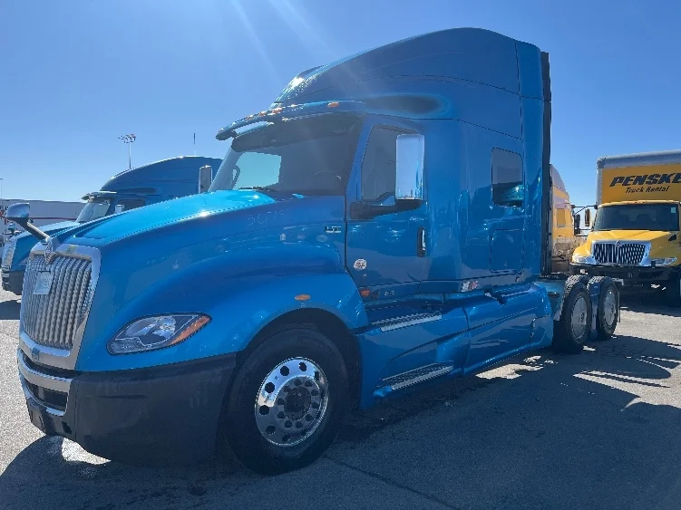 2020 International LT - image 3