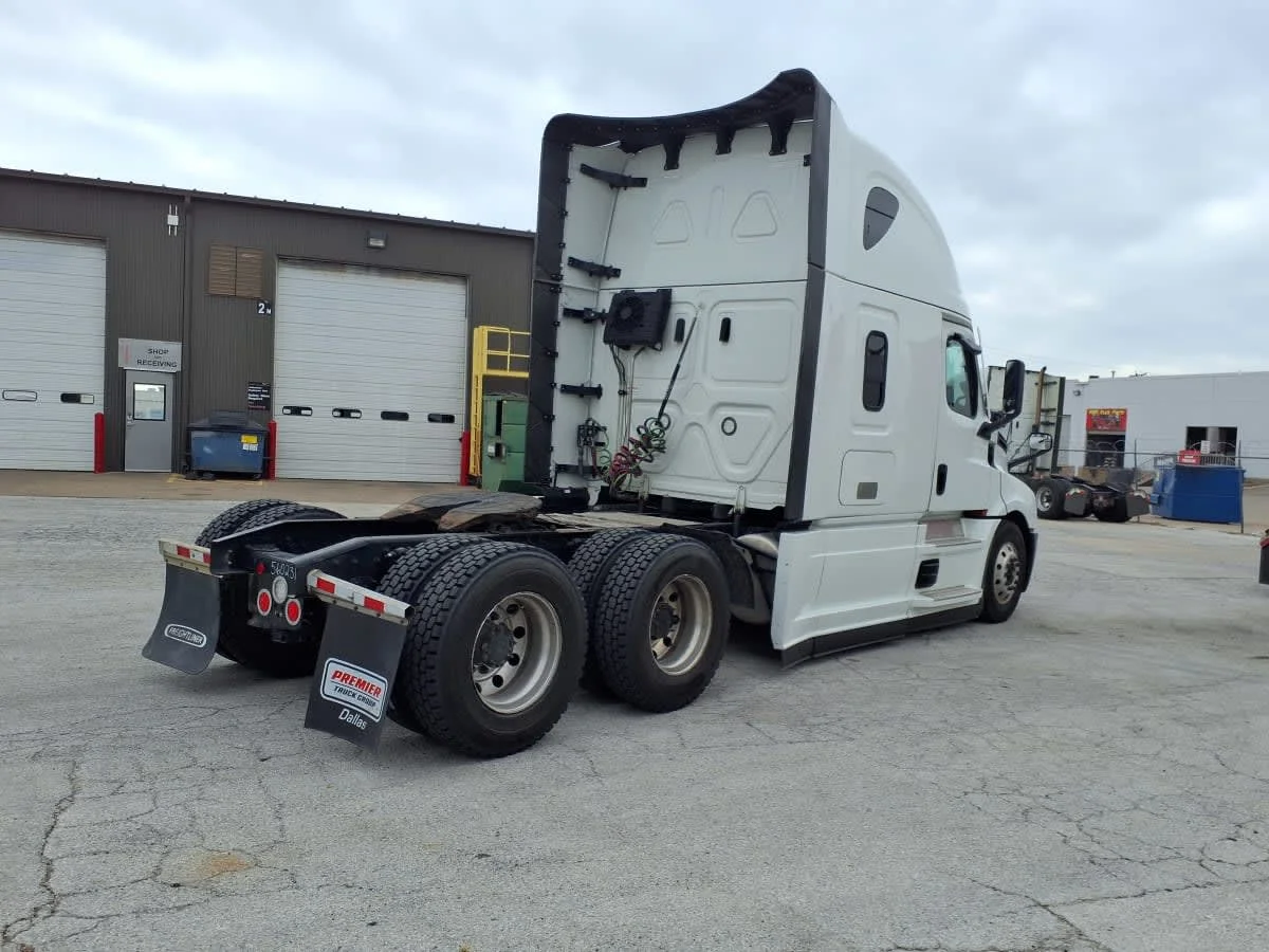 2022 Freightliner Cascadia - image 4