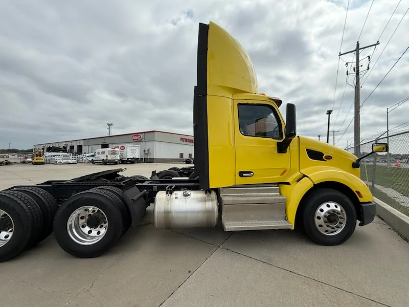 2021 Peterbilt 579 - image 3
