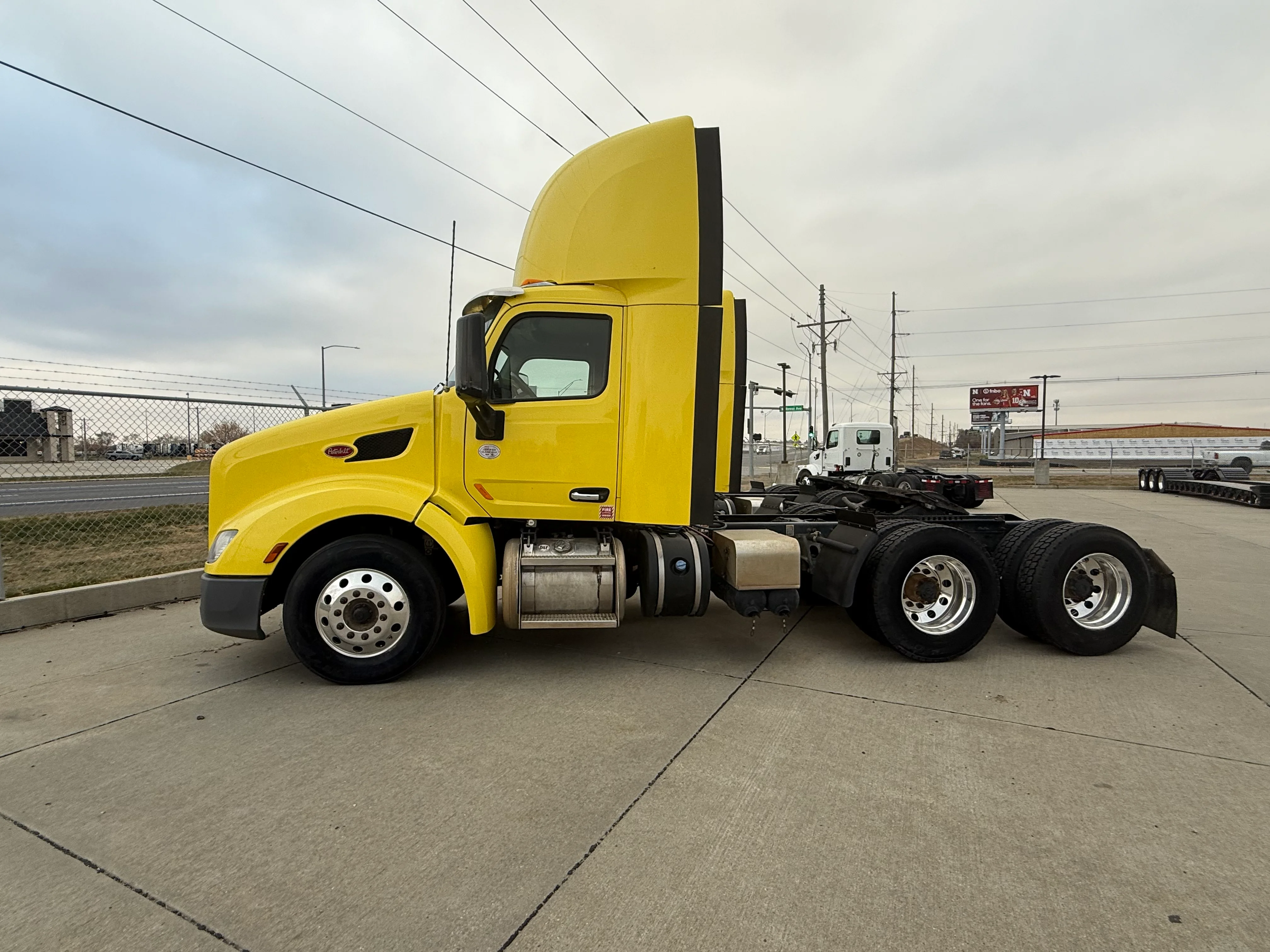 2021 Peterbilt 579 - image 2