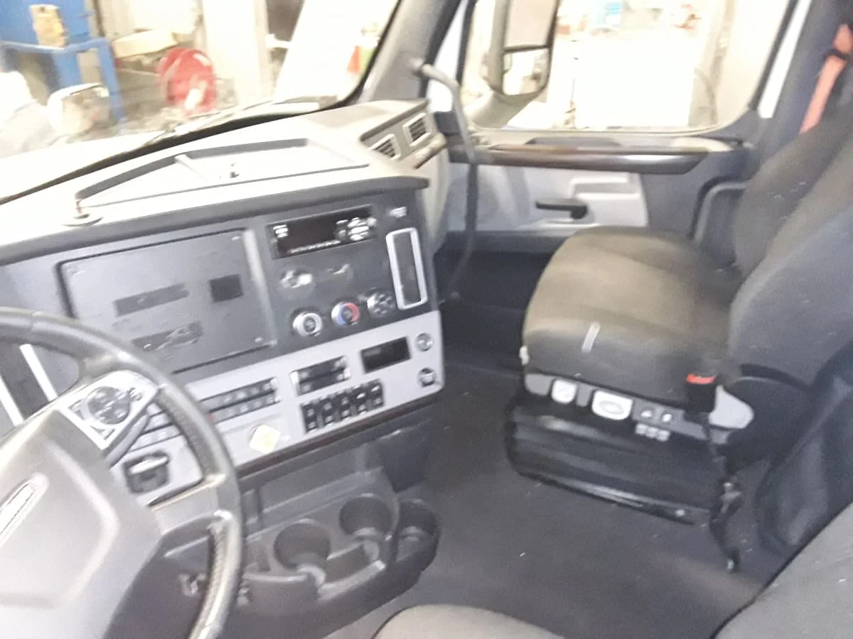 2020 Freightliner Cascadia - image 7