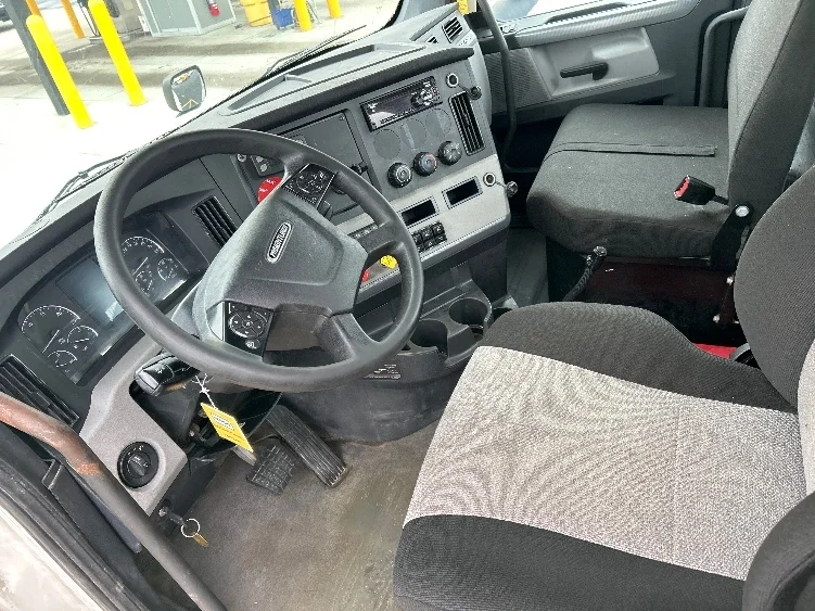 2020 Freightliner Cascadia - image 10