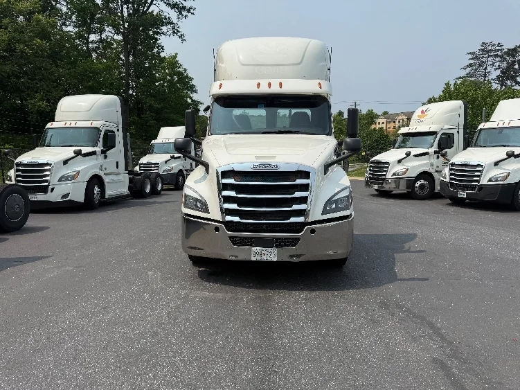 2019 Freightliner Cascadia in Jessup, MD — photo 2
