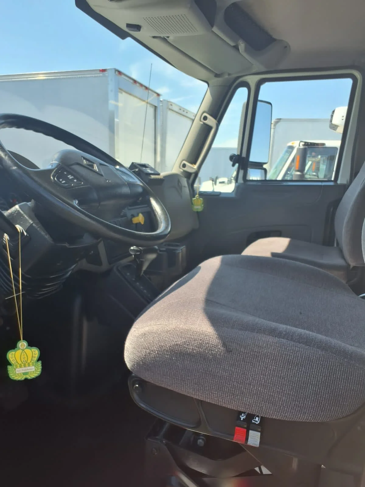 2018 International 4300 - image 8