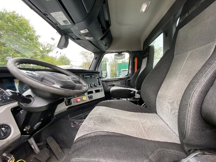 2020 Freightliner Cascadia - image 10