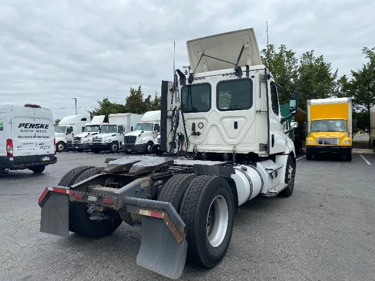 2020 Freightliner Cascadia - image 7