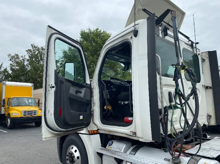 2020 Freightliner Cascadia - image 9