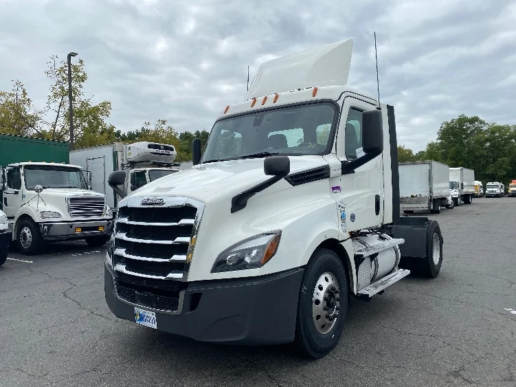 2020 Freightliner Cascadia - image 3