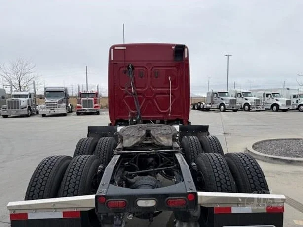 2022 Freightliner Cascadia - image 6