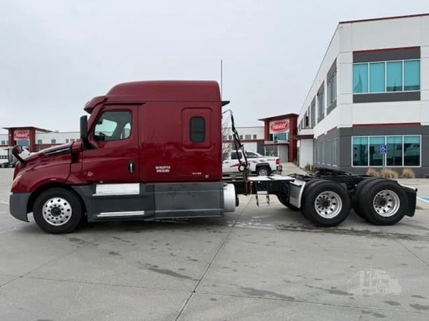 2022 Freightliner Cascadia - image 8